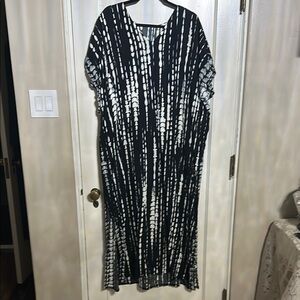 Black and White Resort Maxi Dress with V-Neck
